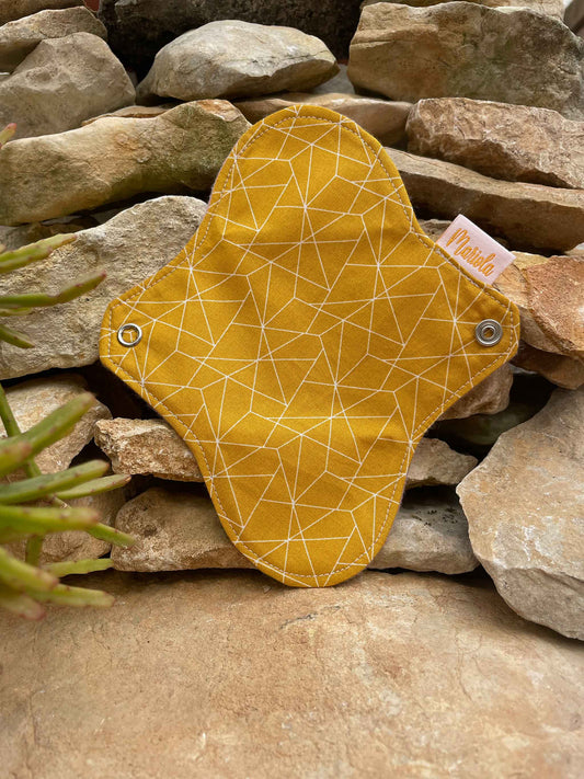 Compresa de tela Mariola amarilla con estampado geométrico mini